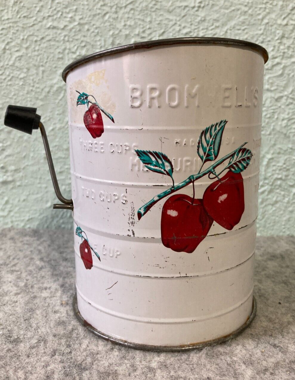 Vintage Kitchen Bromwell\'s Tin Metal Flour Sifter Red Apple Design 3 Cups