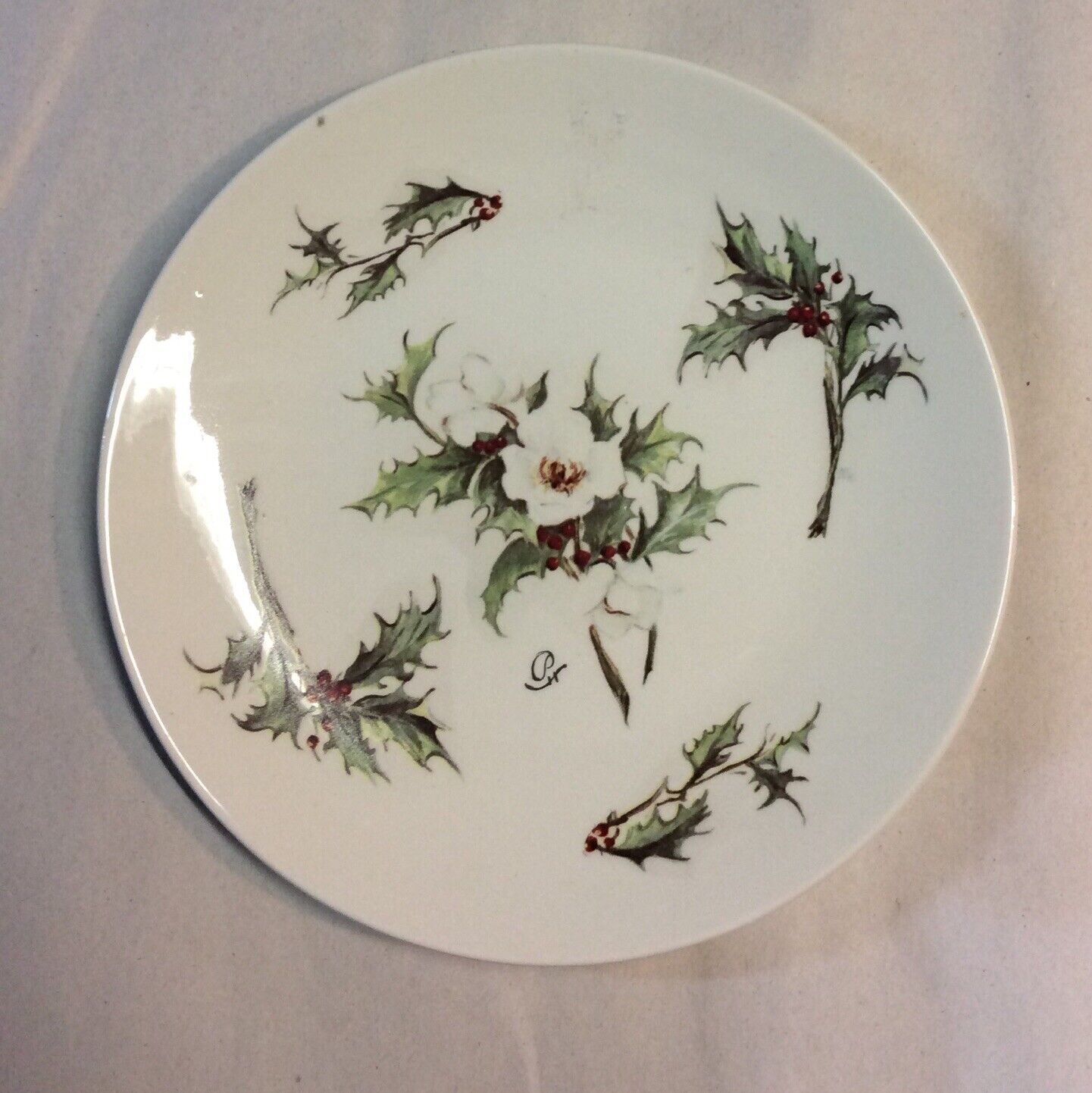 Vintage 1977 L H P Christmas Plate 8.5” Diameter Made In USA. Multicolored