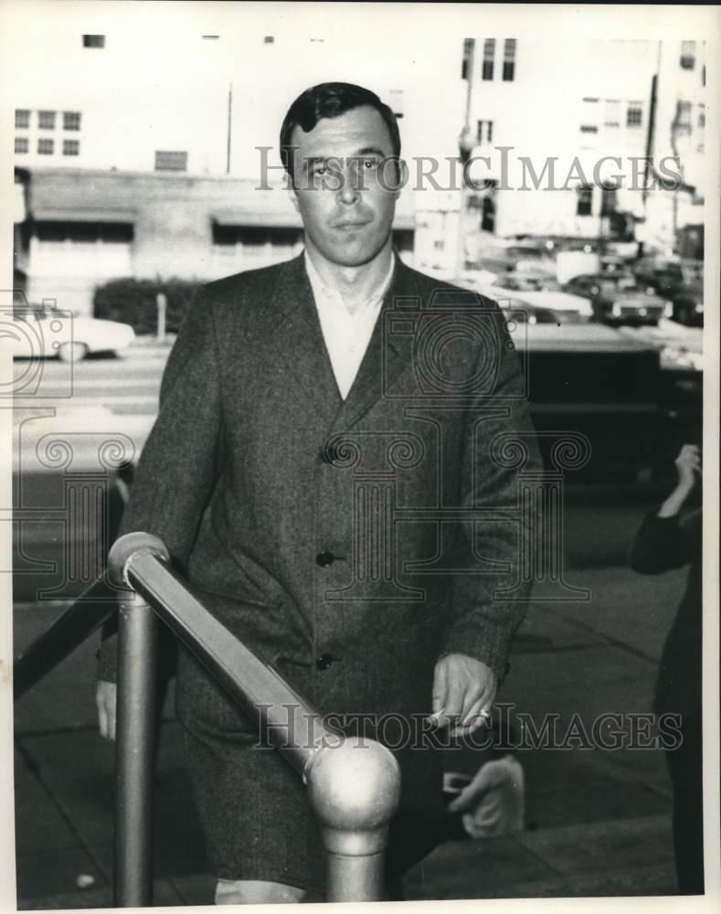 1969 Press Photo Perry Russo enters courthouse - noc27802