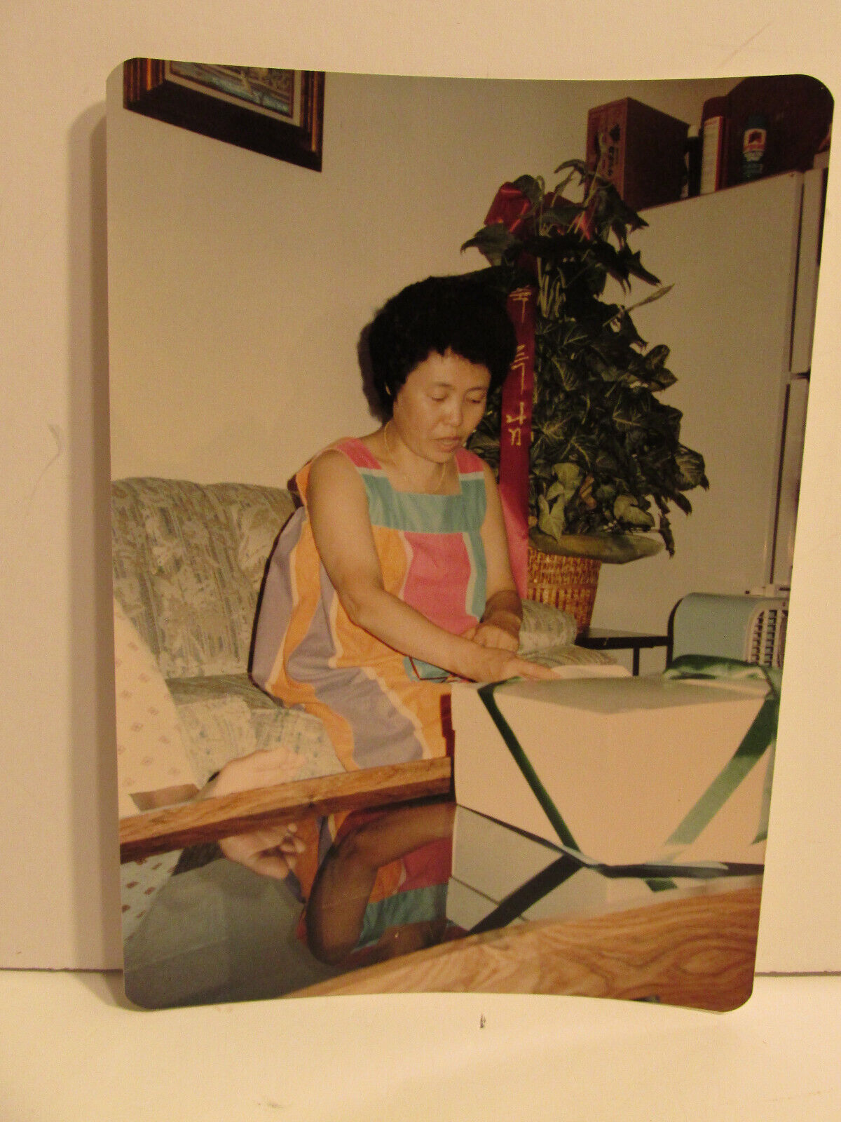 1980S VINTAGE FOUND PHOTOGRAPH COLOR ART OLD PHOTO KOREAN ASIAN WOMAN OPENS GIFT