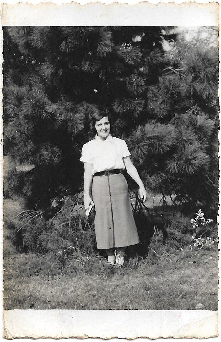 Lady Photograph Outdoors 1950s Pose Vintage Fashion 2 1/4 x 3 3/4