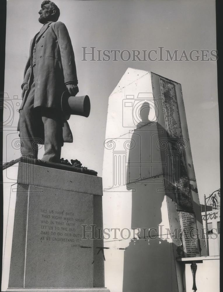 1952 Press Photo President Abraham Lincoln\'s statue at Gettysburg, Pennsylvania
