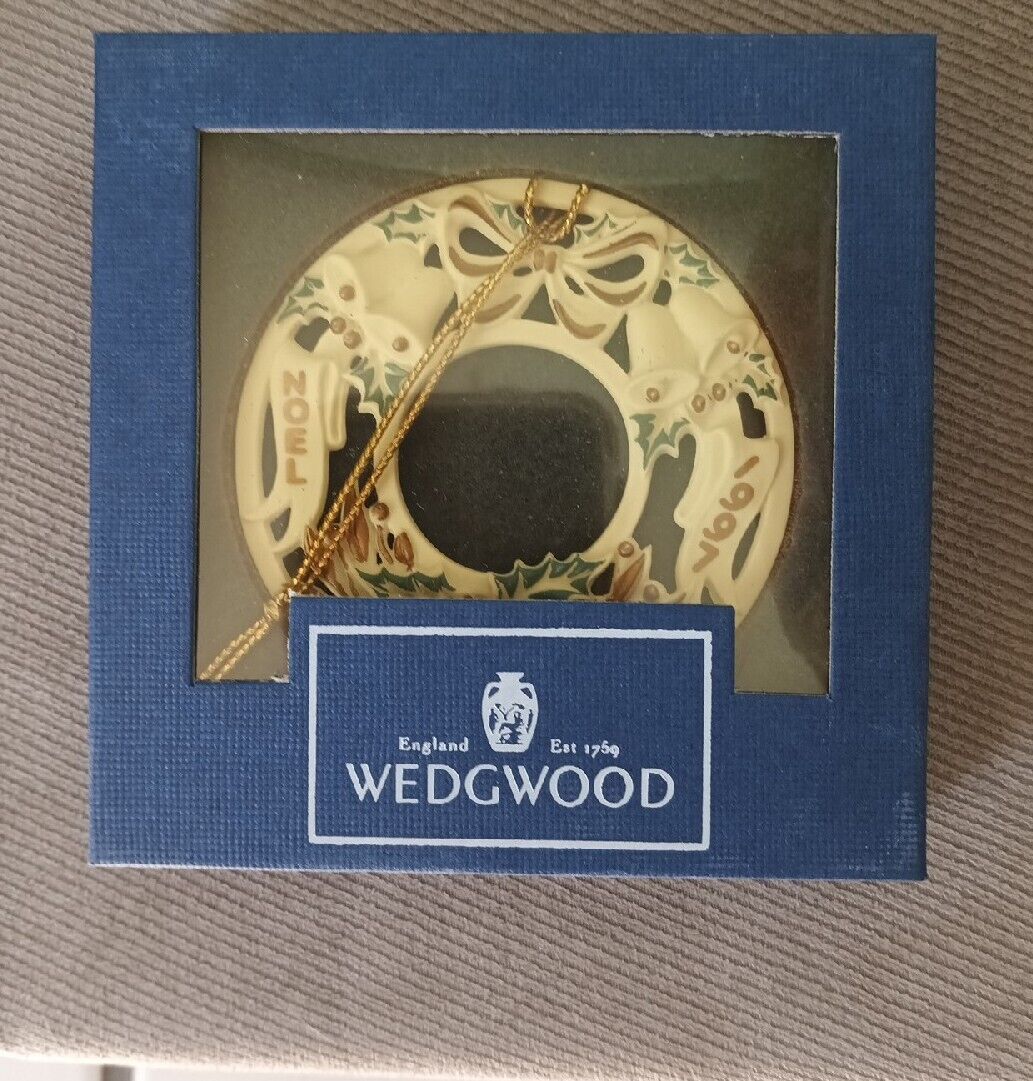 Wedgwood 1997  Annual Wreath Porcelain Ornament White Jasper Original Box