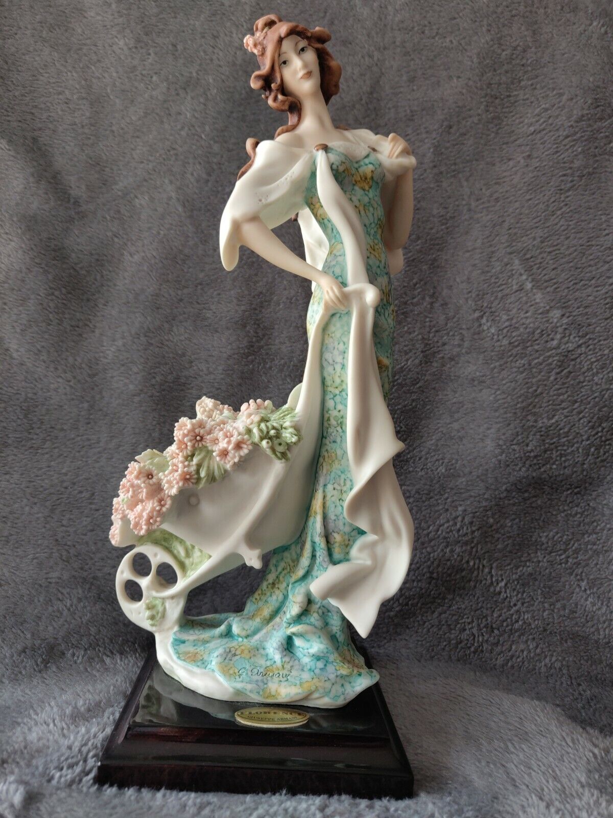 Giuseppe Armani Signed figurine Florence Lady With Wheelbarrow -Retired 1987