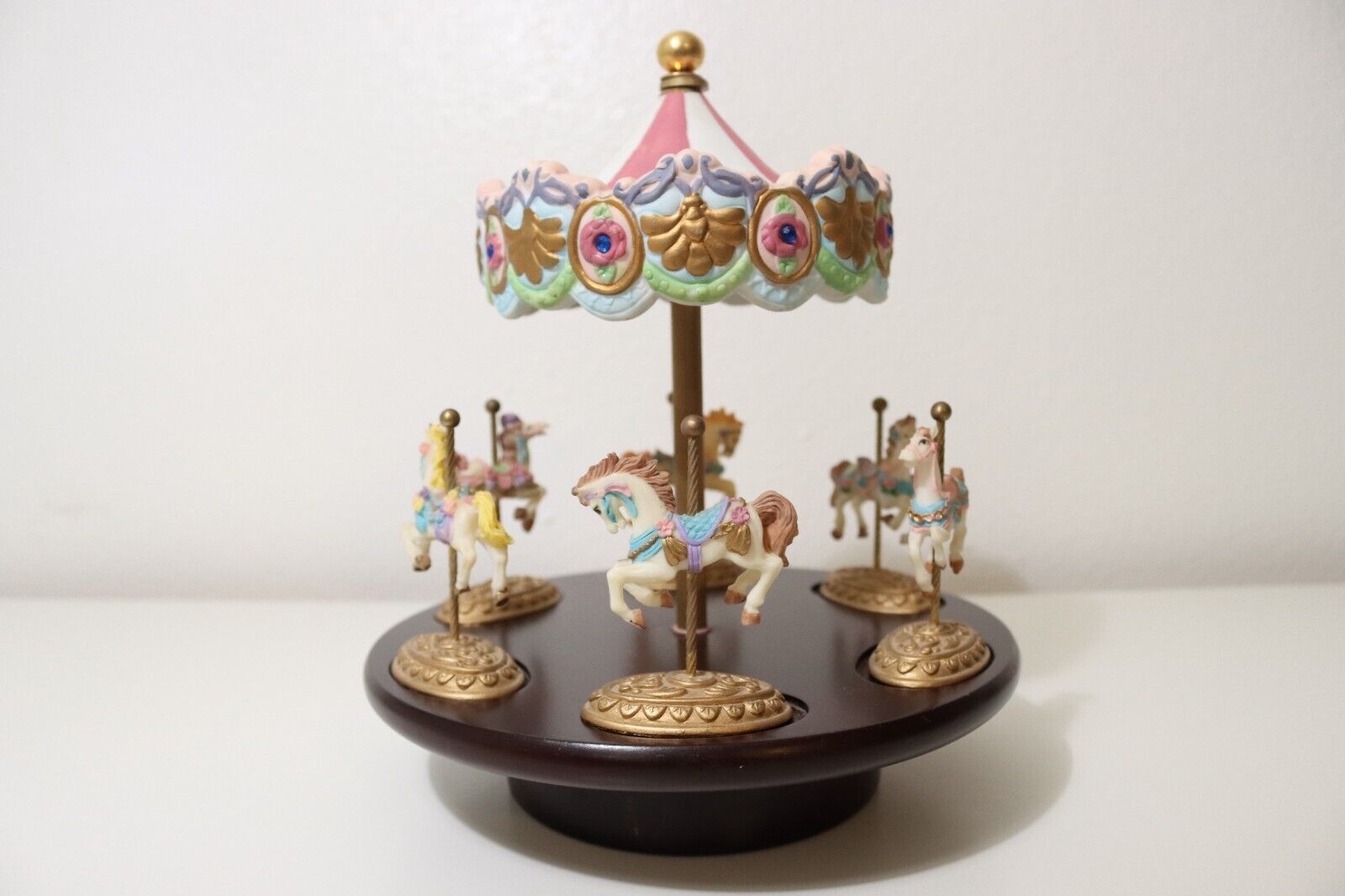 Scarborough Fair Porcelain Carousel With 6 Gold Gilded Horse Figurines 