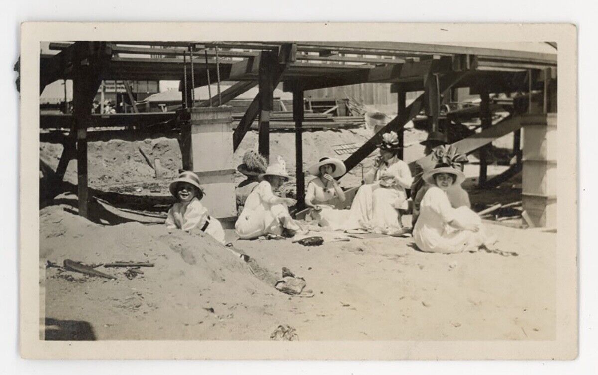 vintage ORIGINAL photo SWEET family kids BEACH SCENE  under the BOARDWALK 1920s