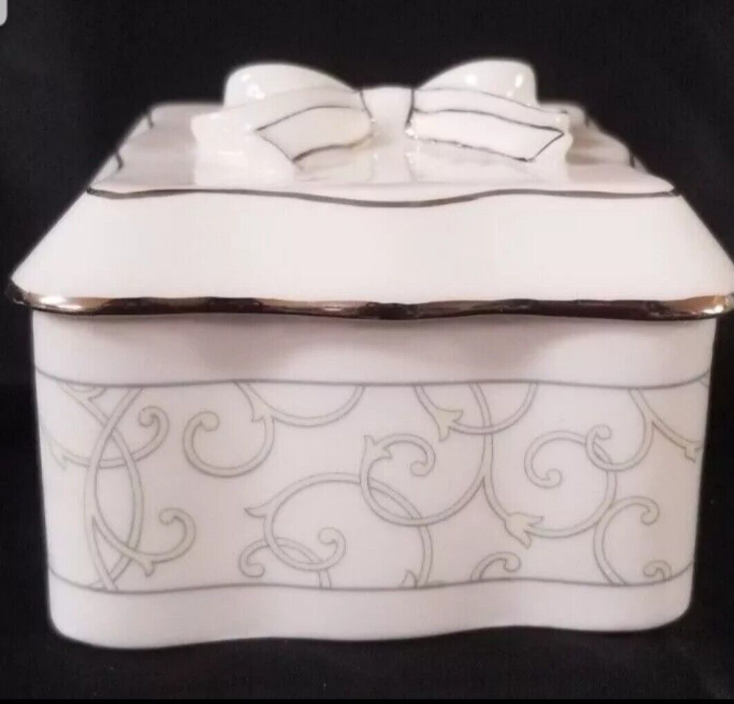 WEDGWOOD Celestial Platinum Bow Trinket Box Bone China with original box 