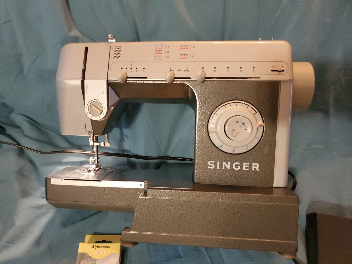 SINGER PROFESSIONAL SEWING MACHINE CG-550C  WORKS but needs new bobbin case
