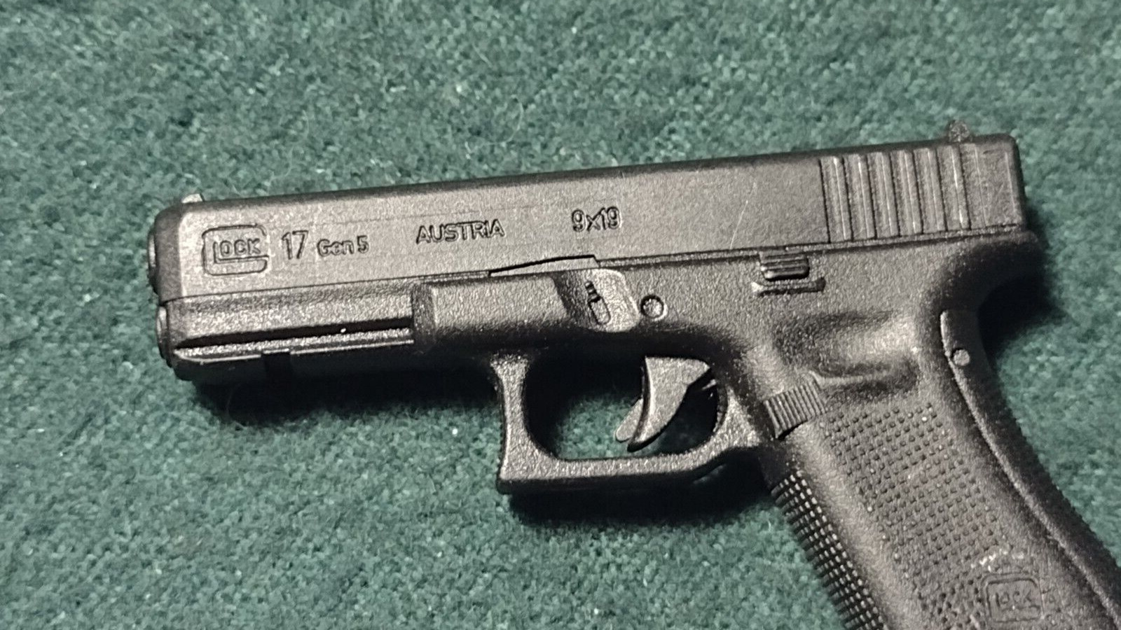 GLOCK 17 Gen5 AUSTRIA 9X19 9MM Mini Firearm Handgun Pistol KEYCHAIN SHOT-SHOW