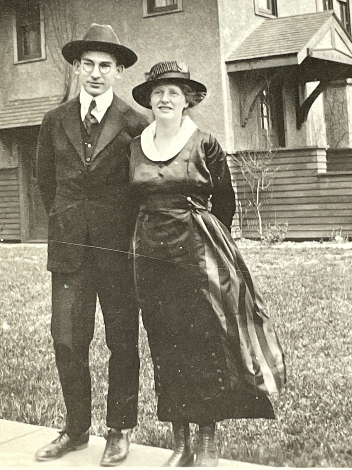 W9 Photograph 1920-30\'s Cute Couple Pose For Portrait Handsome Man Pretty Woman 