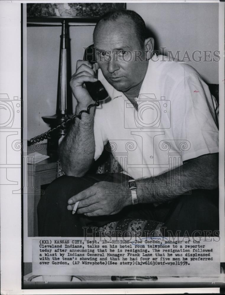 1959 Press Photo Joe Gordon manager of the Cleveland Indians talks with reporter