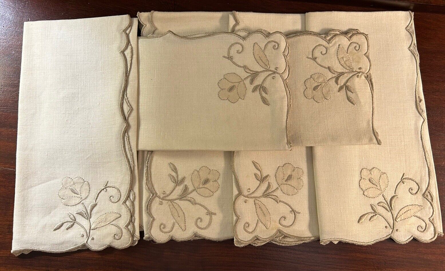 VINTAGE Linen Cloth Dinner Napkins Set of 6 Embroidered Fabric Flower scalloped