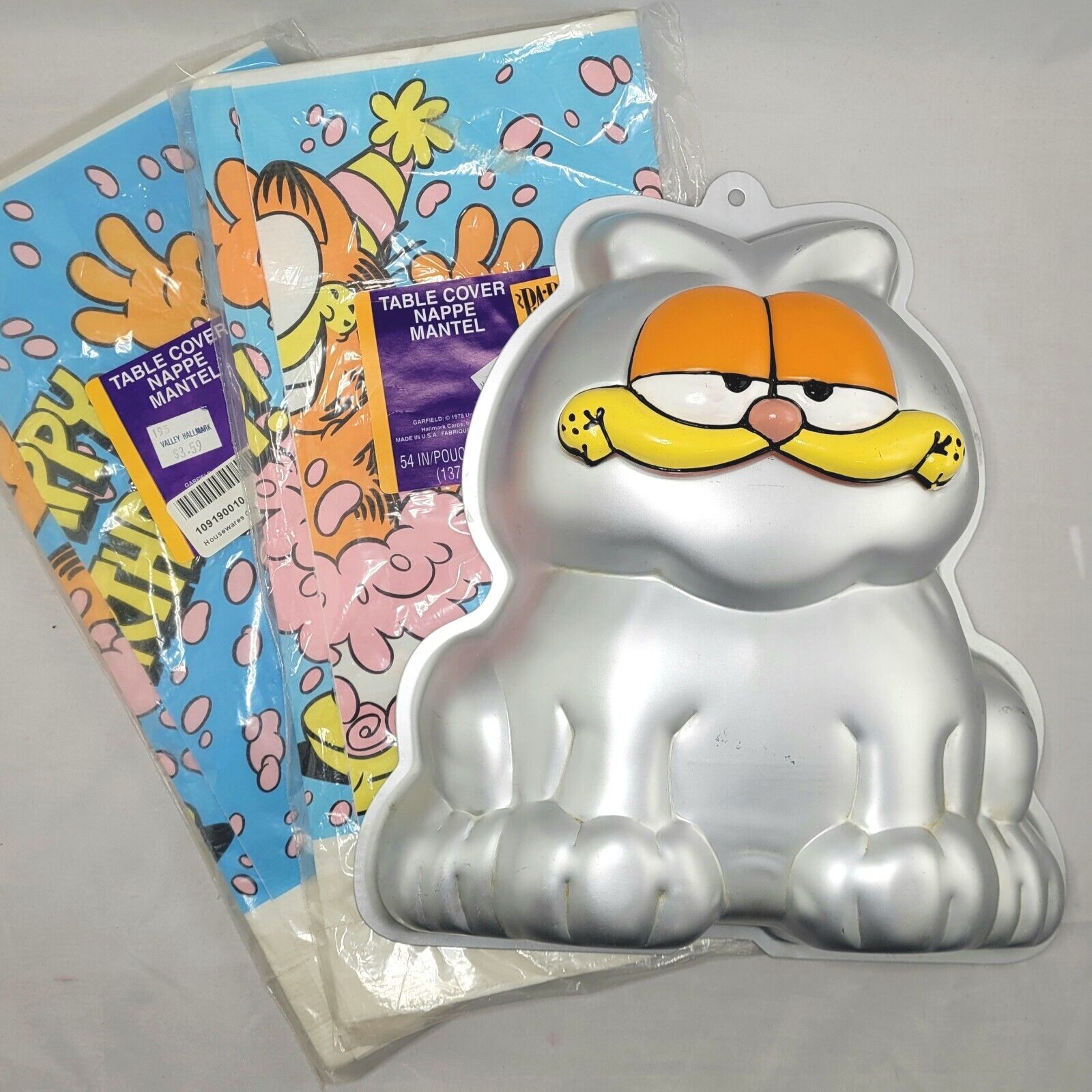 RARE Vintage 1978 Garfield Wilton Cake Pan W/FACE + Two 1978 Paper Tablecloths