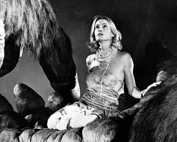 King Kong 1976 Jessica Lange sits in Kong\'s hand in skimpy outfit 4x6 photo