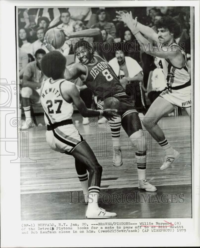 1973 Press Photo Braves vs. Pistons action on the court in Buffalo, New York