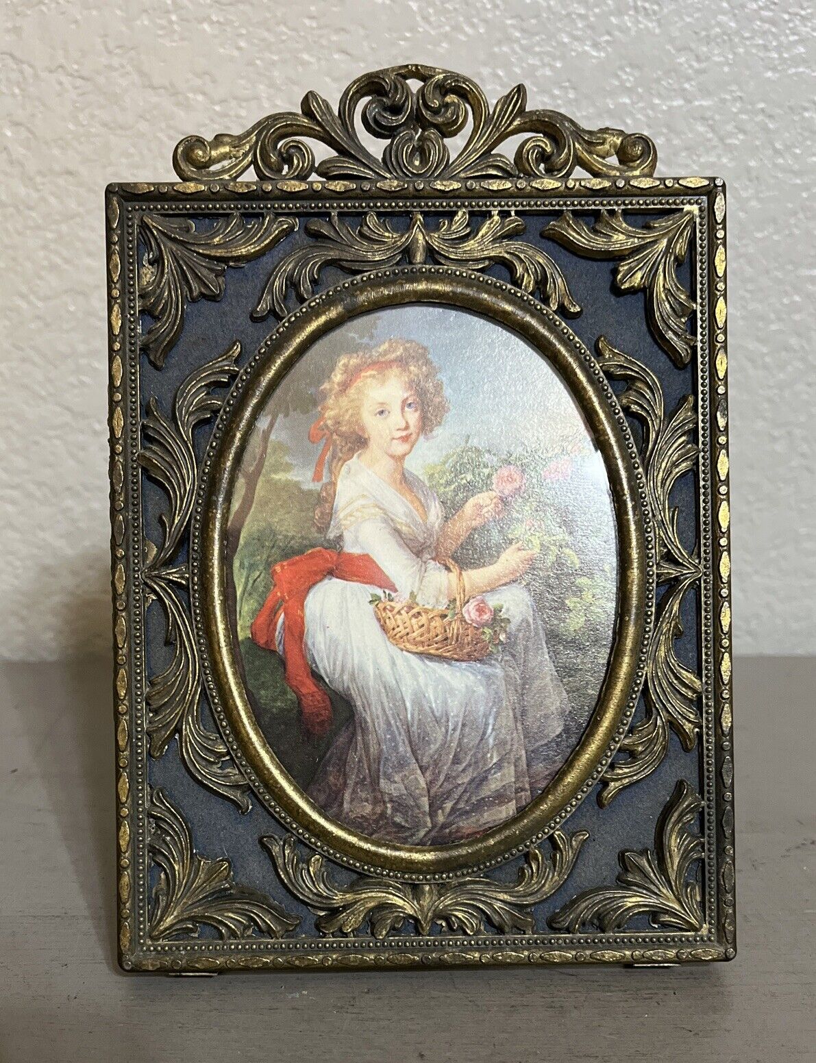 Vintage Ornate Metal Brass Filigree Picture Frame With Oval Picture
