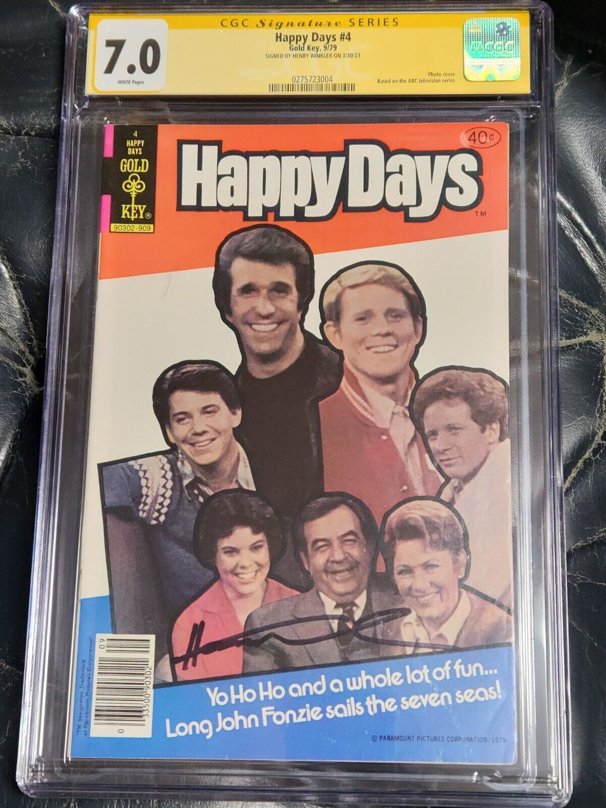 Happy Days #4 Gold Key CGC 7.0 SS Signed by Henry Winkler The Fonz 1979