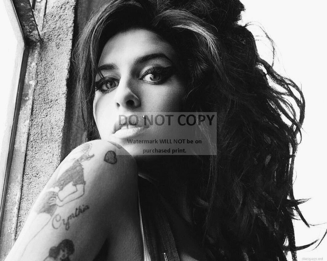 AMY WINEHOUSE SINGER SONGWRITER - 8X10 PUBLICITY PHOTO (CC328)