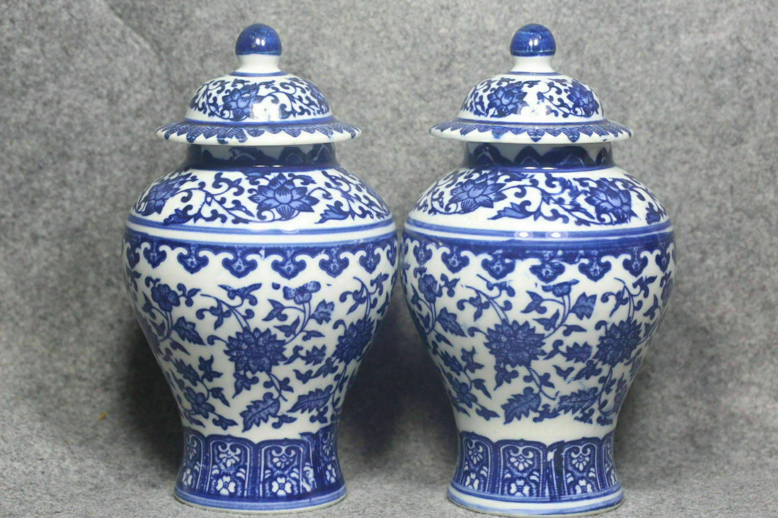 A pair of blue and white porcelain vase in ancient qianlong products