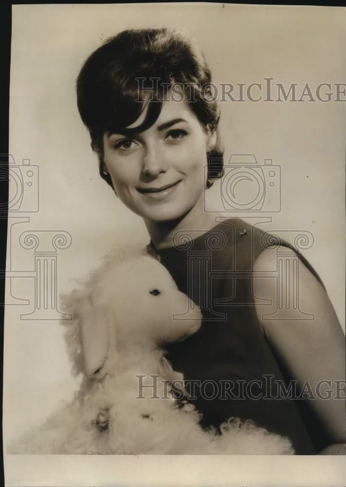 1964 Press Photo Miss Wool Peggy McNair poses with a stuffed lamb toy
