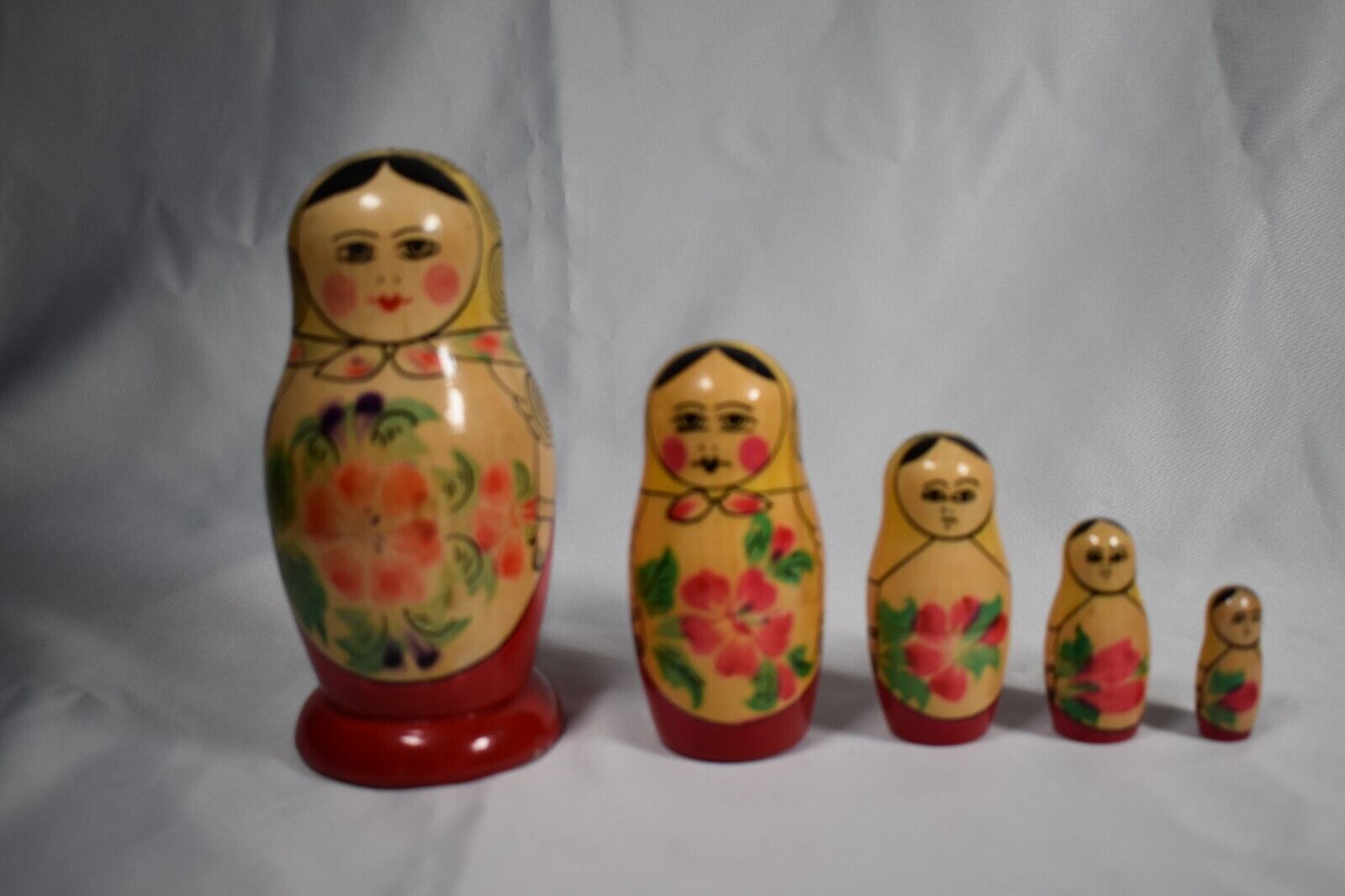 Vintage Matrioschka/Matryoshka Russian Nesting Dolls - 5 Lady Figures