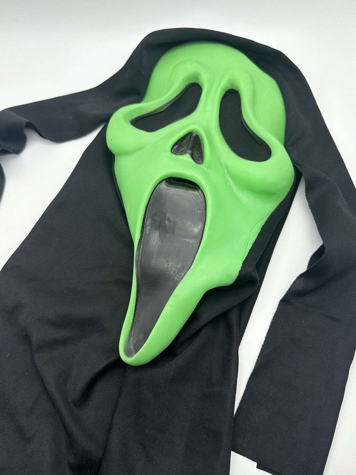 Vintage SCREAM Ghost Face Mask Fun World Div Gen 2 POLY Shroud Green