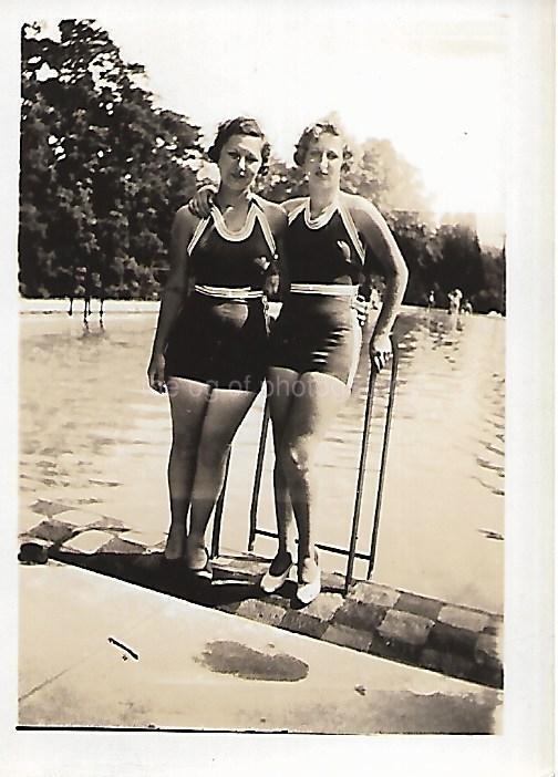A DAY AT THE BEACH Women SMALL FOUND PHOTOGRAPH b + w ORIGINAL Vintage 44 40 U