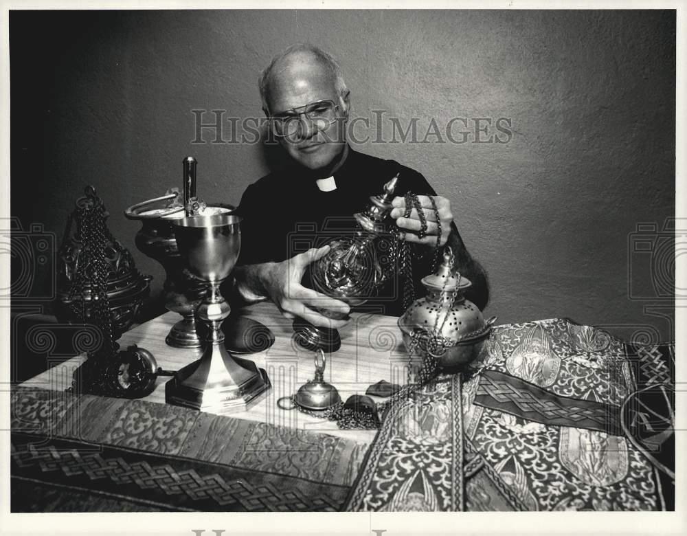 1990 Press Photo Reverend Francis Kennedy at St. Mary Church, Chicopee