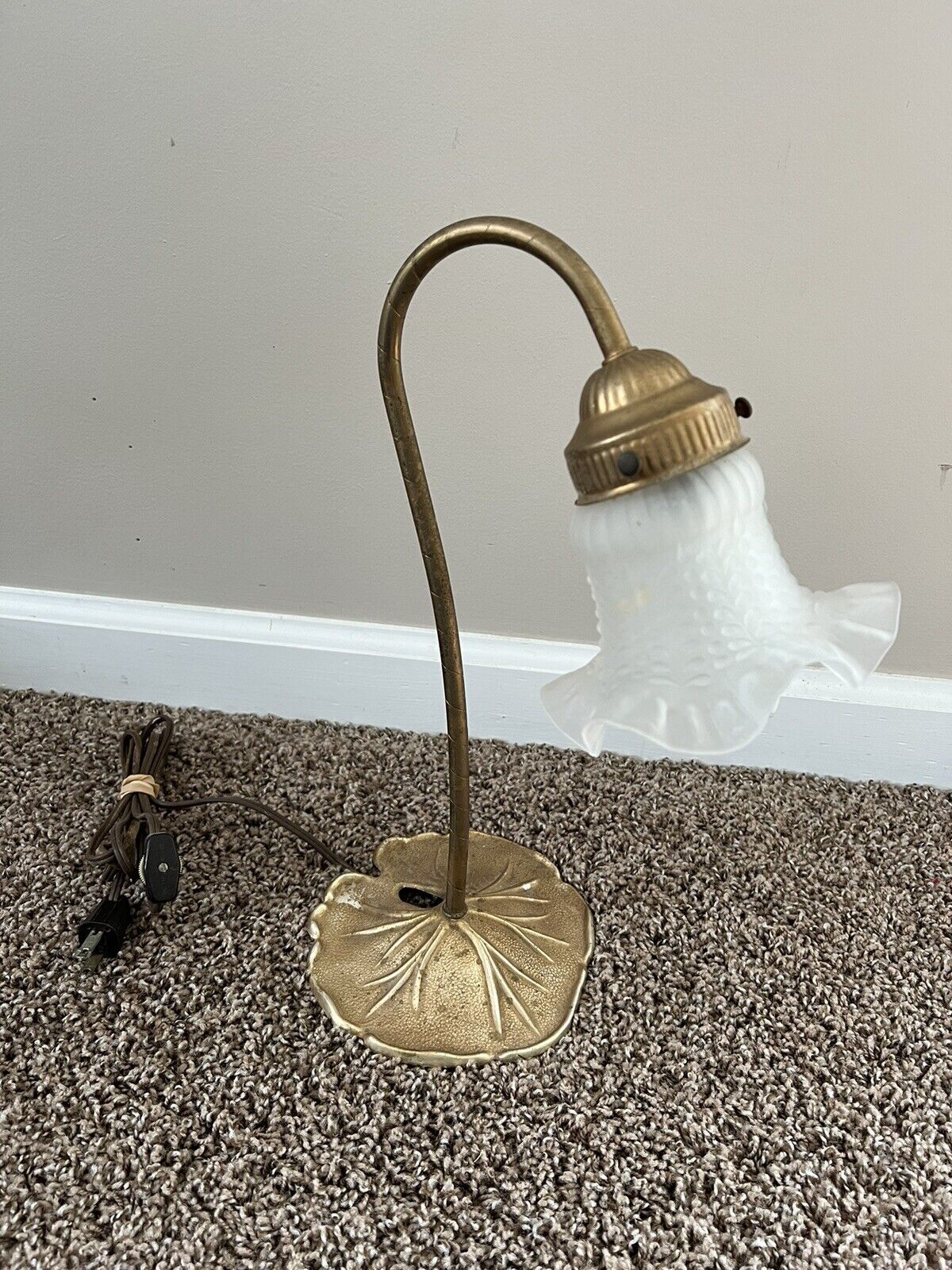 Vintage Brass Lily Pad Frosted Glass Tulip Shade Gooseneck Table Lamp 15\