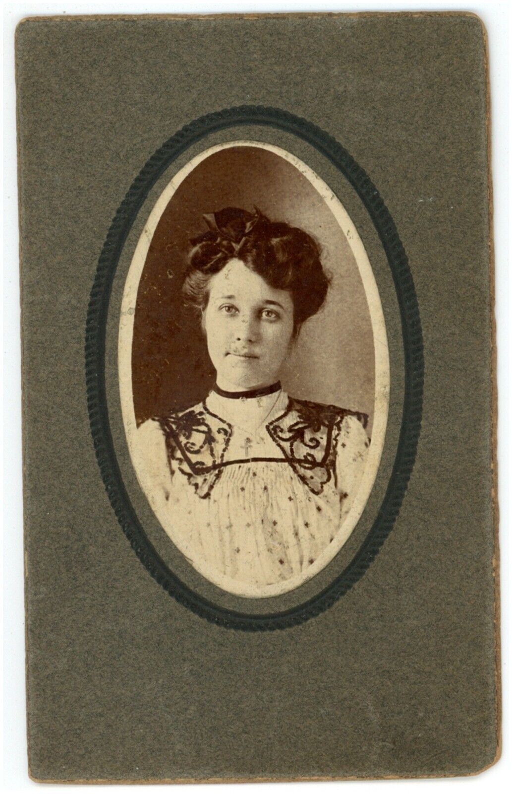 CIRCA 1870\'S CDV Beautiful Woman Wearing Stunning Lace Victorian Dress