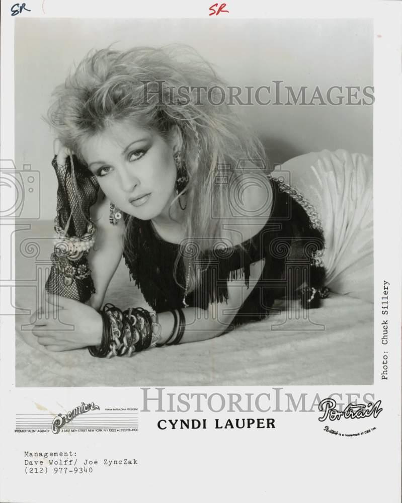 1989 Press Photo Singer Cyndi Lauper - lrp82868