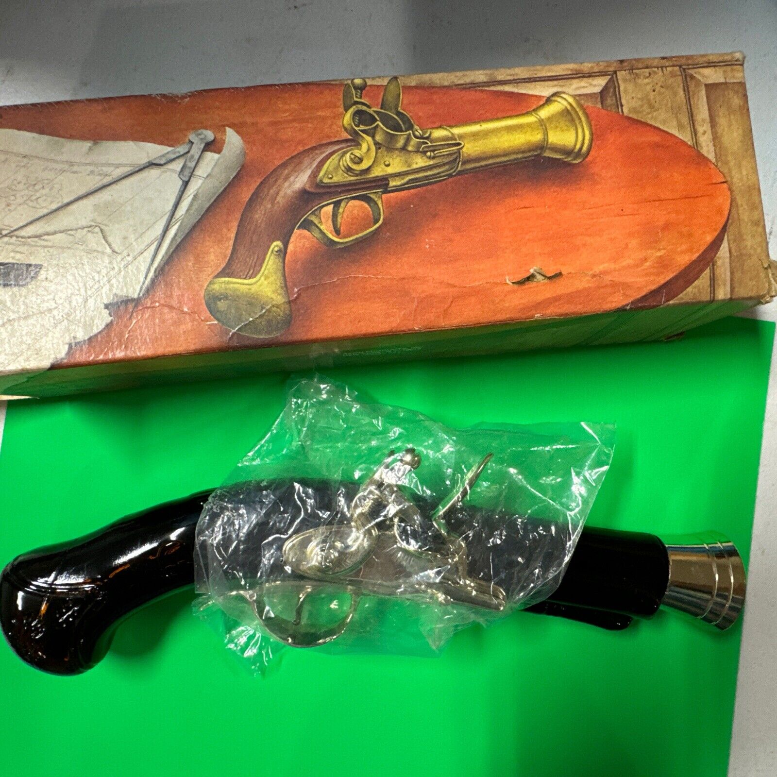 NIB Vintage Avon Dueling Pistol Shotgun After Shave Cologne Gun Decanter