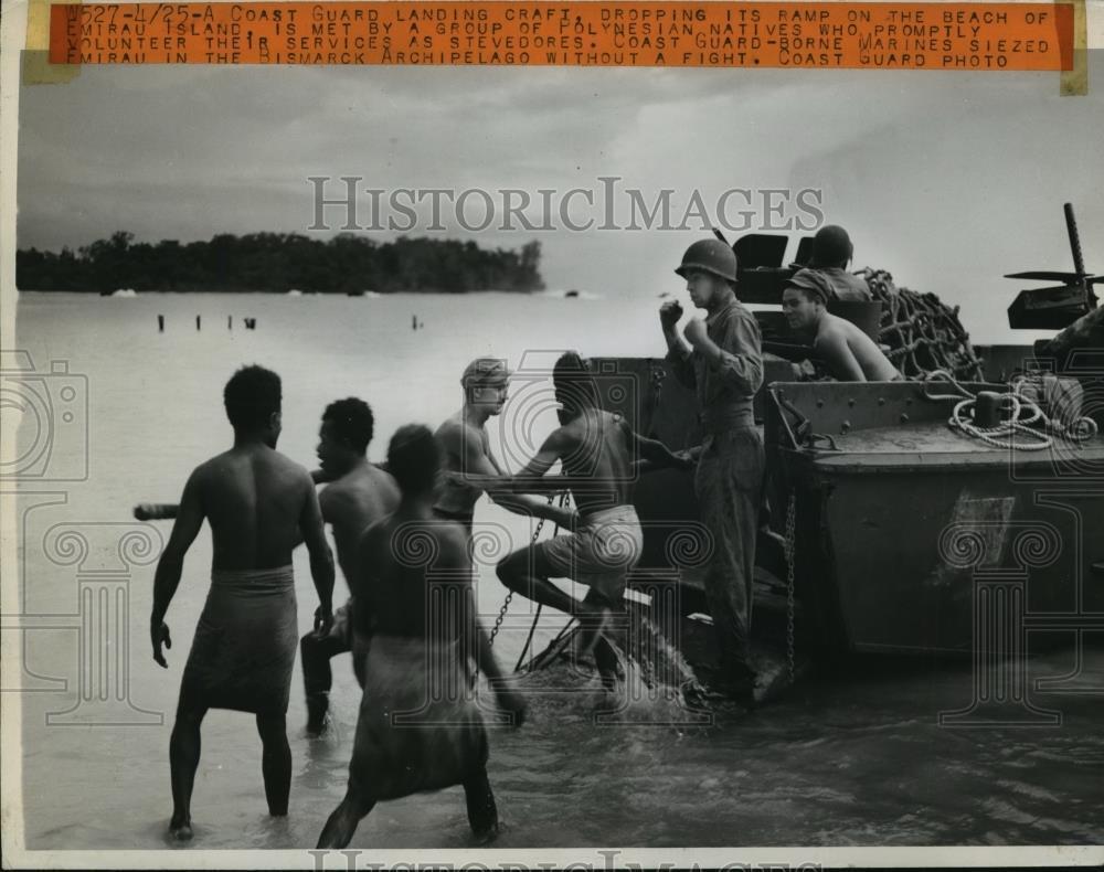 1944 Press Photo Polynesian Natives Greet Coast Guardsmen on Emirau Island Beach