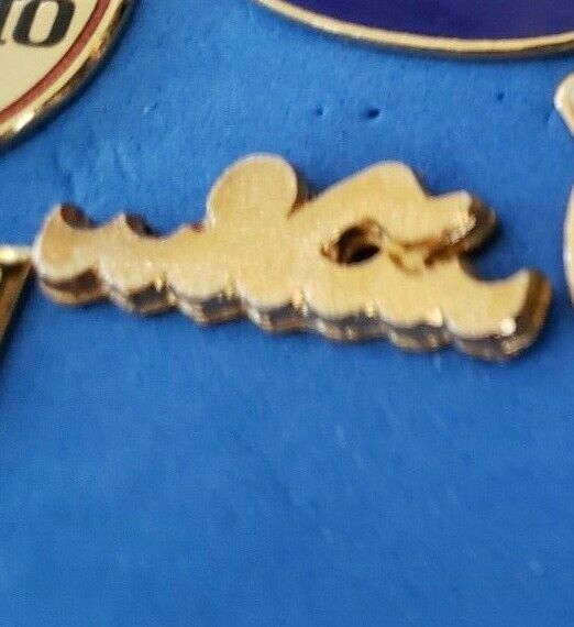 Vintage Swimming gold tone lapel pin sports olympics ou51 1.25 inch swimmer