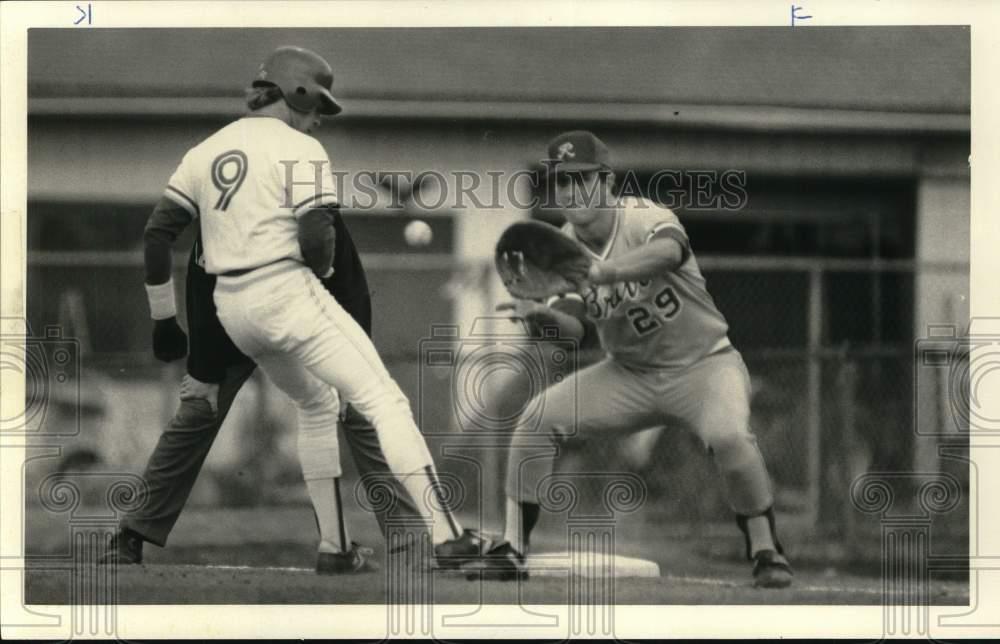1986 Press Photo Mark Strucher and Jose Castro in Syracuse Chiefs Baseball Game