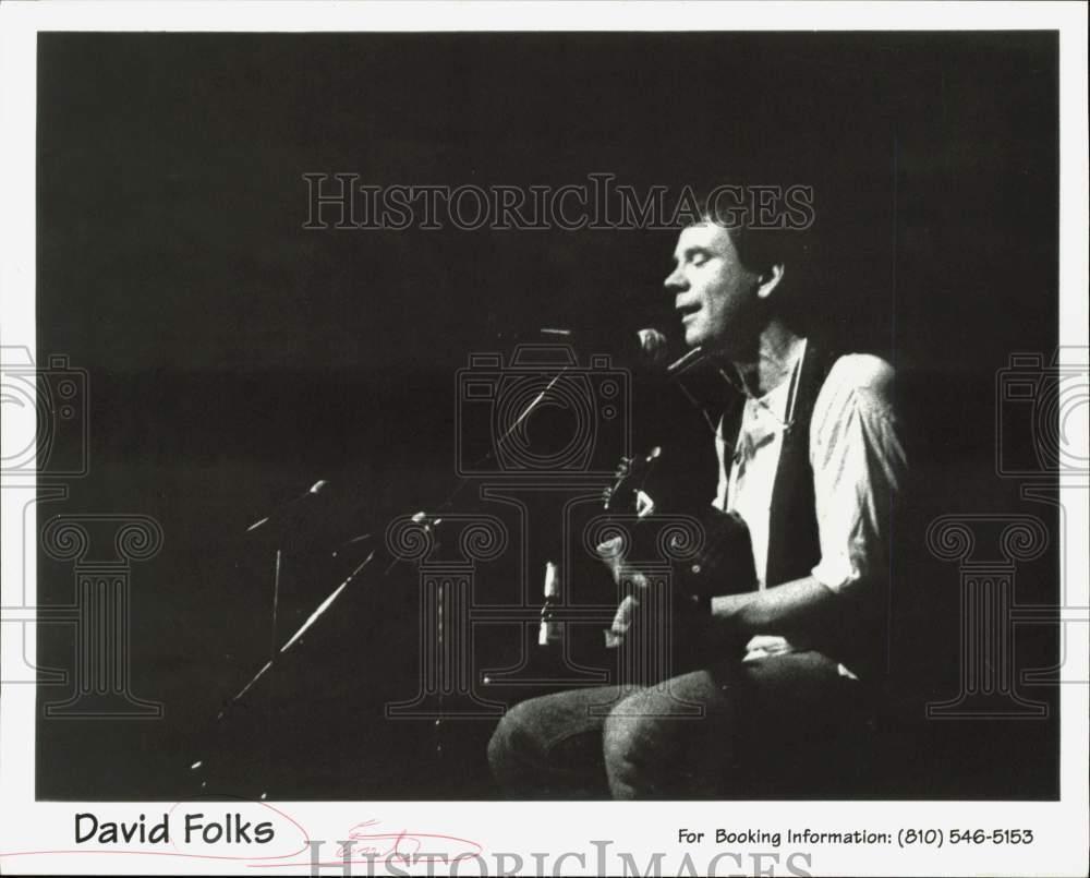 1995 Press Photo Singer And Guitarist David Folks In Spotlight While Performing