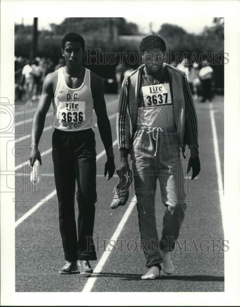 1980 Press Photo Track Star Reynaldo Nehemiah with fellow Competitor - hps06361