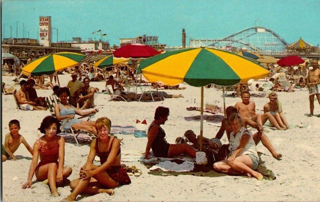1965. BEACH AT MAGNOLIA AVE. WILWOOD, NJ. ROLLER COASTER POSTCARD YD7