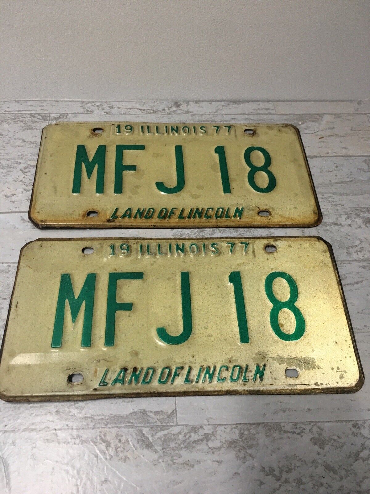 Vintage 1977 MATCHED PAIR of ILLINOIS LICENSE PLATES Green On White MF J 18