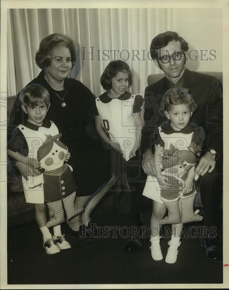 1971 Press Photo Dr. & Mrs. Thomas J. Payne III with children, family portrait