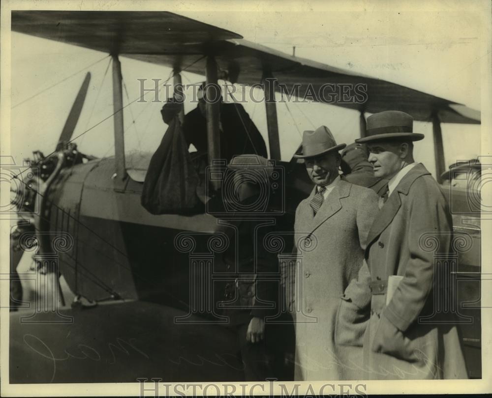 1928 Press Photo Milwaukee Postmaster Peter Piasecki and air mail plane