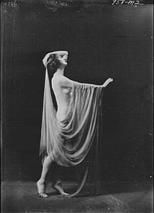 Isadora Duncan dancer,fabric,clothing,women,performers,nude,c,Arnold Genthe,1915