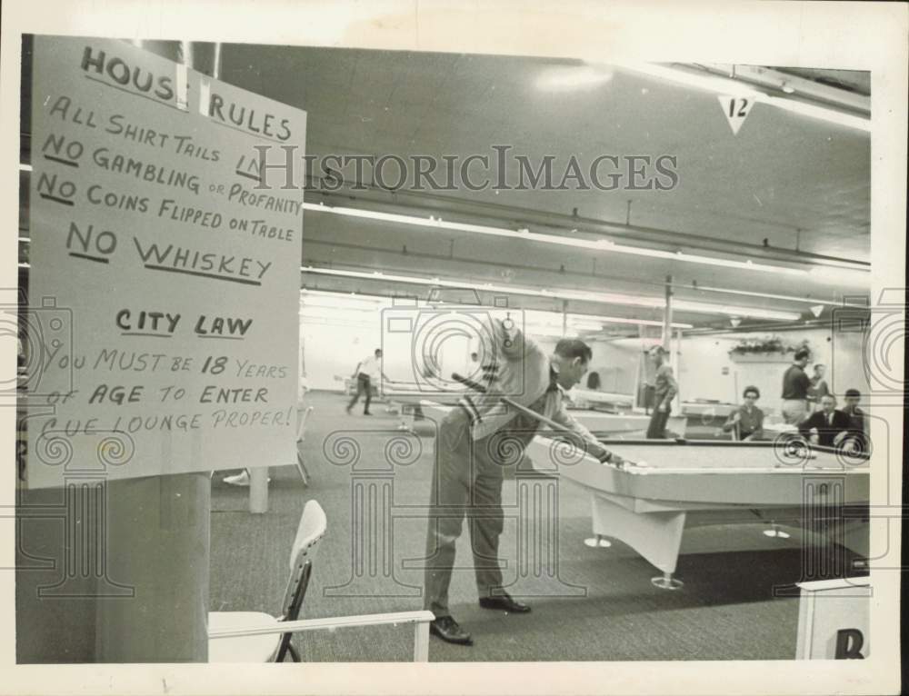 1963 Press Photo Players at newly remodeled pool hall, North Carolina