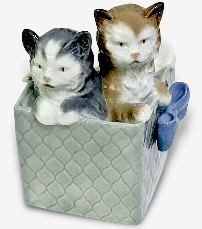 Nao Lladro KITTENS IN A BOX Figurine #1080 Retired Purr-Fect Gift Frisky Mint