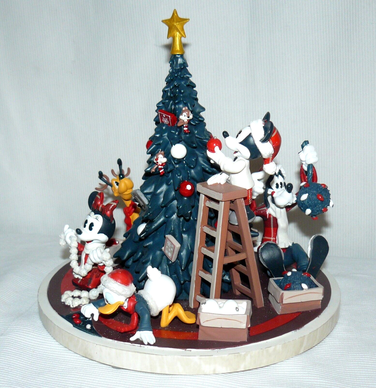 From Walt\'s Holiday Lodge Mickey & Friends 8\