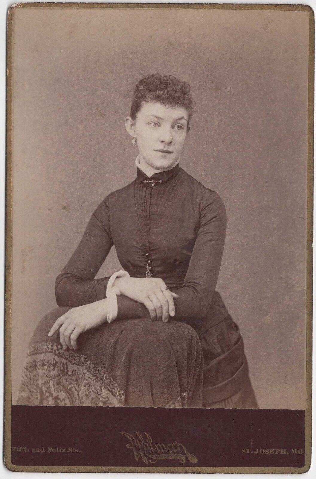 C. 1880s CABINET CARD PHILMAN GORGEOUS YOUNG LADY IN DRESS ST. JOSEPH MISSOURI