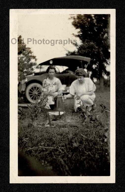 1920S 2 WOMEN COFFEE POT OPEN CAMPFIRE CAR WOODS OLD/VINTAGE PHOTO SNAPSHOT-H100