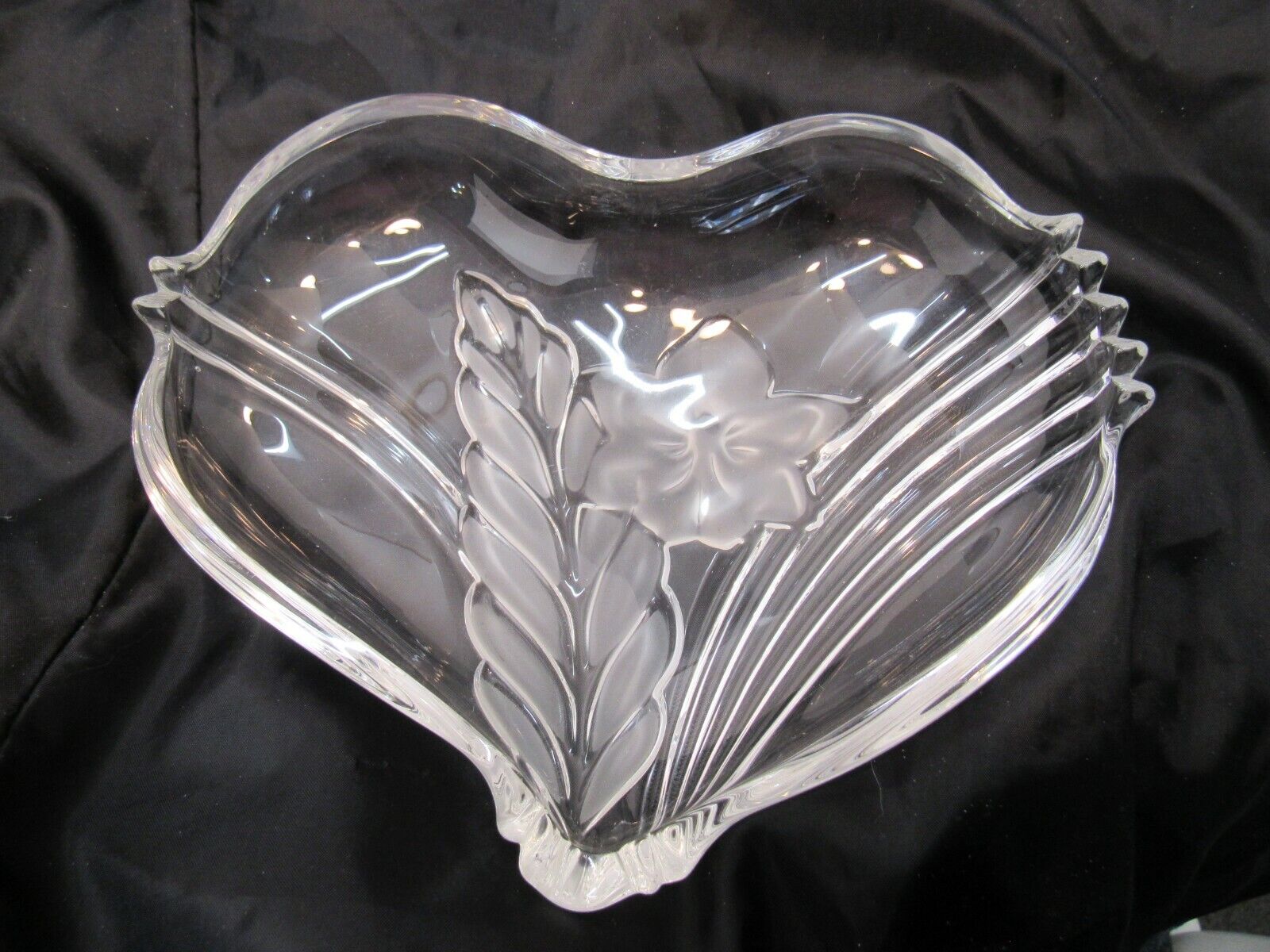 Vintage Heavy Glass Heart Shaped Bowl with Frosted Flower 8\
