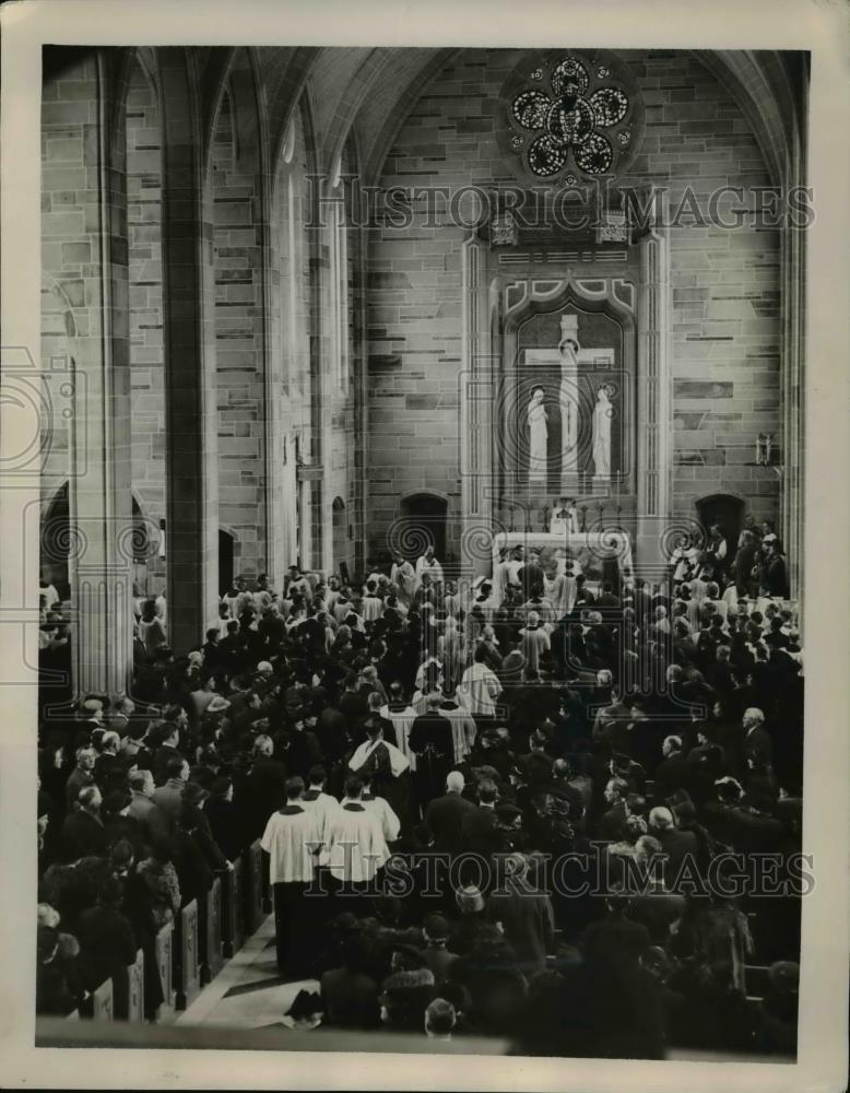 1939 Press Photo Cardinal Dougherty Leads Procession To Nave of Cathedral