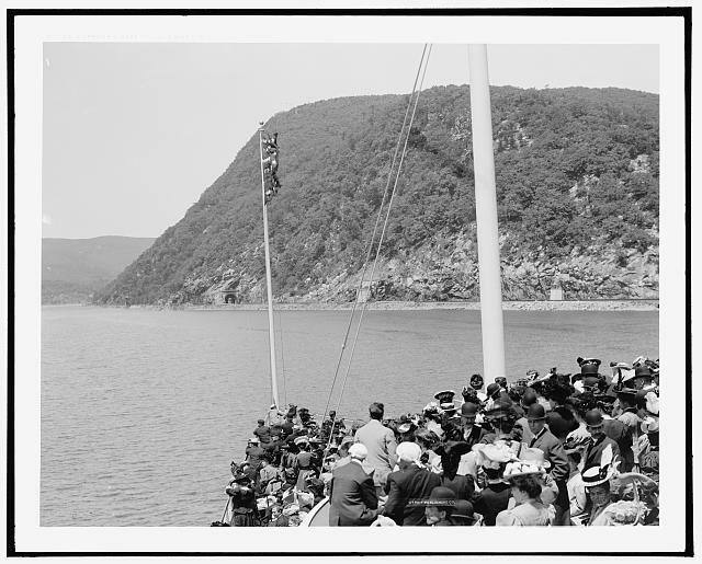 Anthony\'s Nose,passengers,steamers,mountains,boats,Hudson River,New York,NY,1906